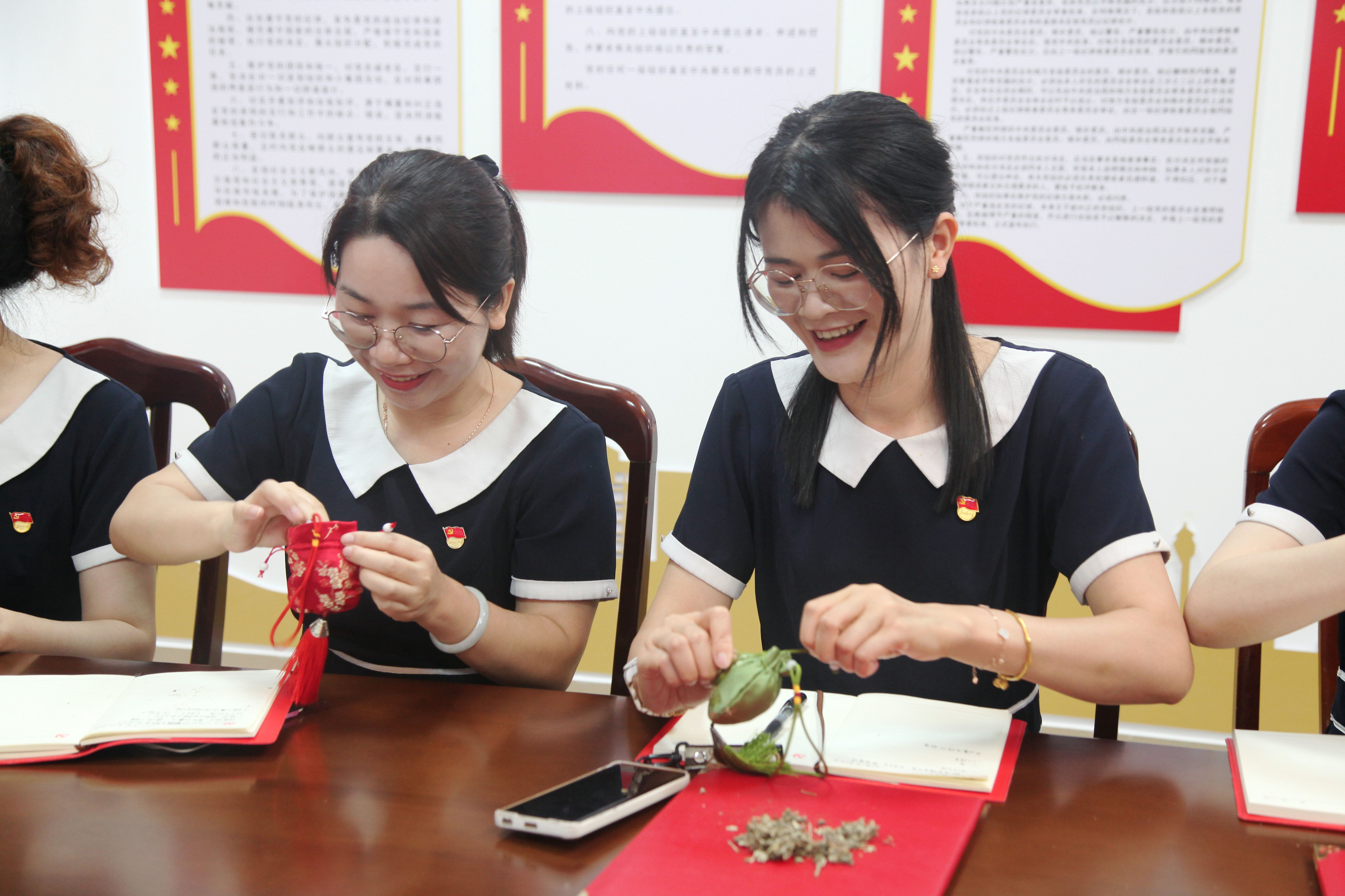 主题党日 | 清风“廉”韵话端午,巧缝香囊寄“廉”心 - 新闻资讯 - 北京大学南宁附属实验学校-1