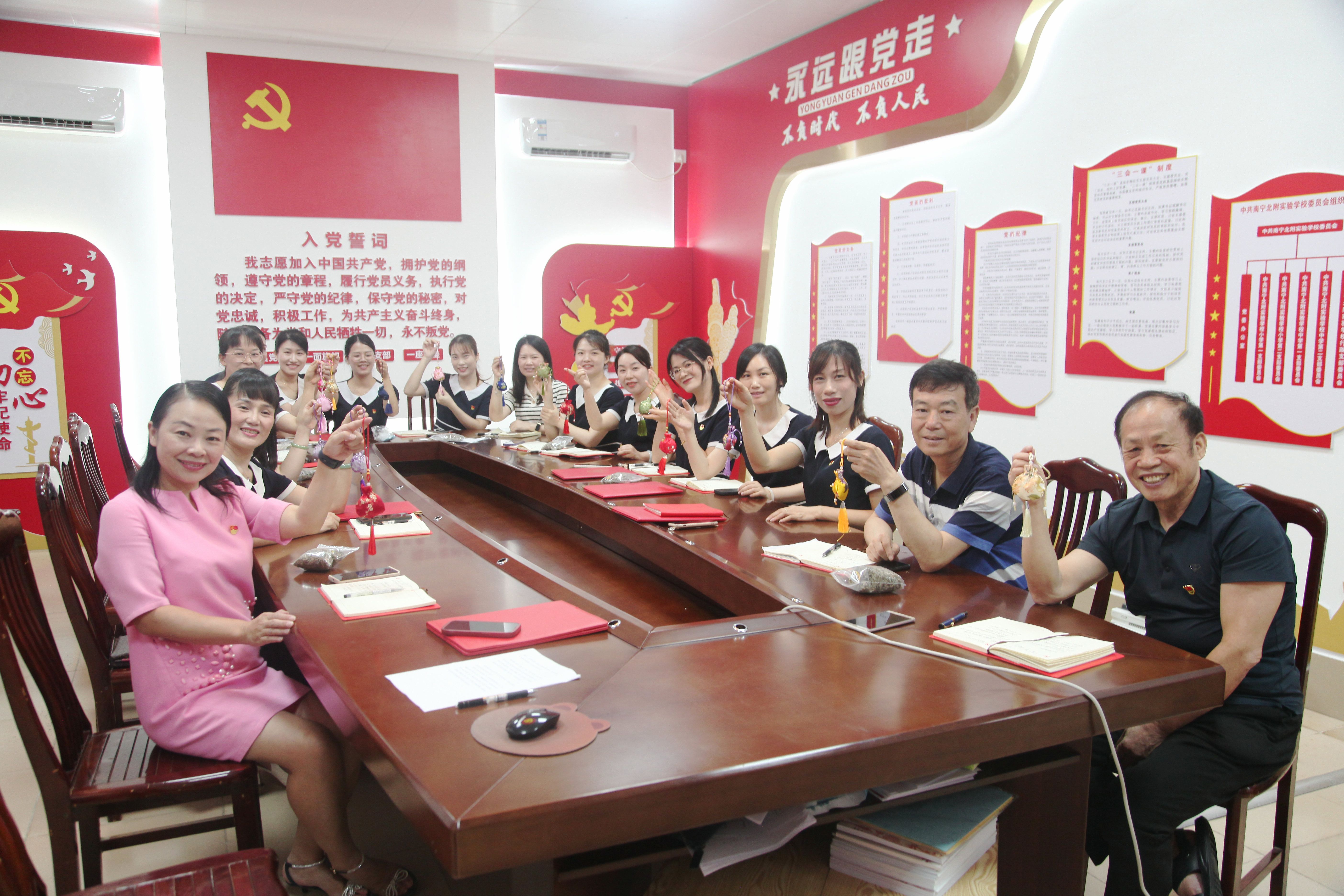 主题党日 | 清风“廉”韵话端午,巧缝香囊寄“廉”心 - 新闻资讯 - 北京大学南宁附属实验学校-1
